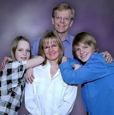 Hallea Jones with her father Ken Jones, brother Austin Jones, mother Julia Lowry