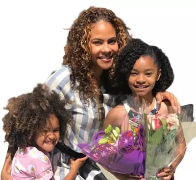 Akira Akbar with her mother and sister