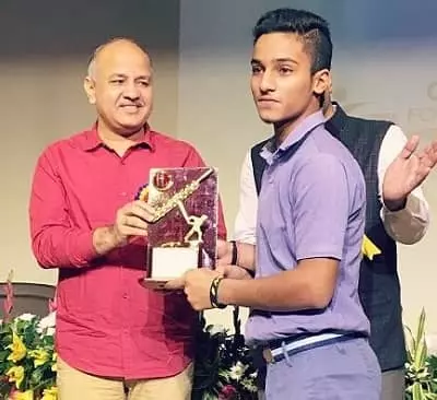 Ayush Badoni accepting award to Manish Sisodia
