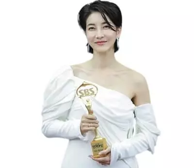 Jin Seo Yeon carrying award