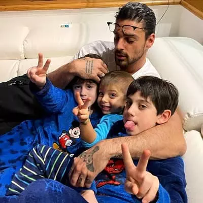 Michele Morrone with his kids