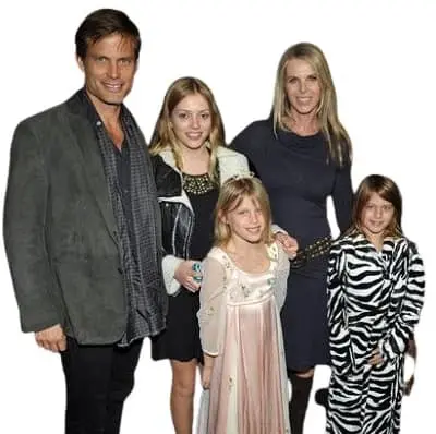 Grace Van Dien with her family