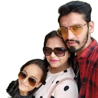 Jia Vaidya with her mother Mansi Vaidya and father