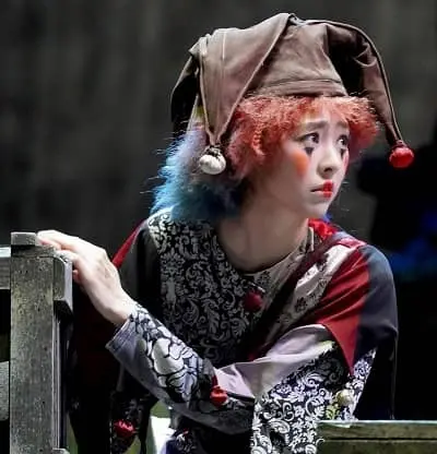 Lee Yeon Hee during a theatre act