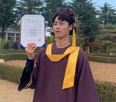 Lee Jae Wook got his degree