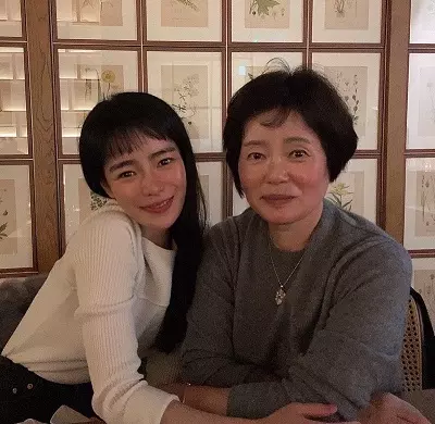 Lim Ji Yeon with her mother