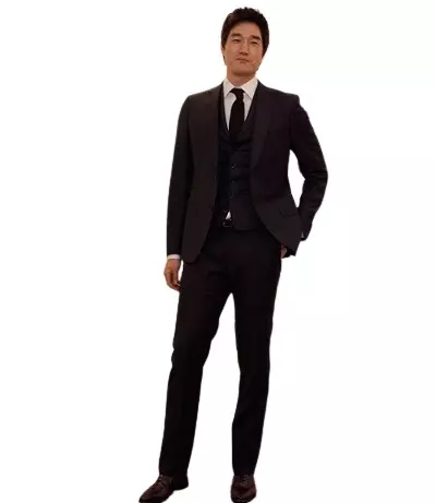 Yoo Ji Tae height is 6 feet 1½ inches