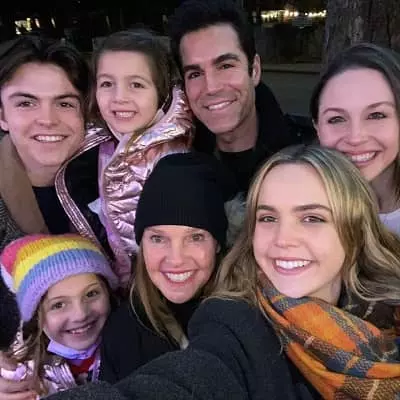 Bailee Madison with her family