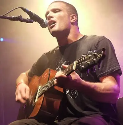 Cosmo Jarvis singing at a concert