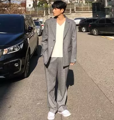 Lee Hyun-wook height is 5 feet 10