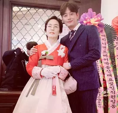 Lee Hyun-wook with his mother