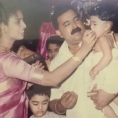 Sini Shetty with her father Sadanand Shetty, mother Hema Shetty and brother Shikin Shetty