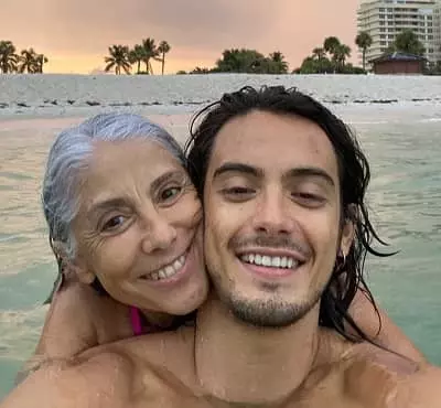 Xabiani Ponce de León with his mother Norma