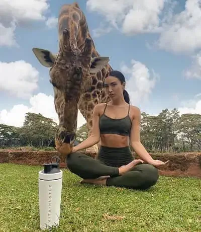 Bre Tiesi with Giraffe