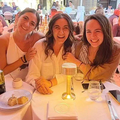 Isabelle Fuhrman with her mother Elina Fuhrman and sister Madelin Fuhrman