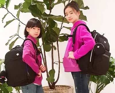 Kim Bo-Min with her elder sister Kim Shi A