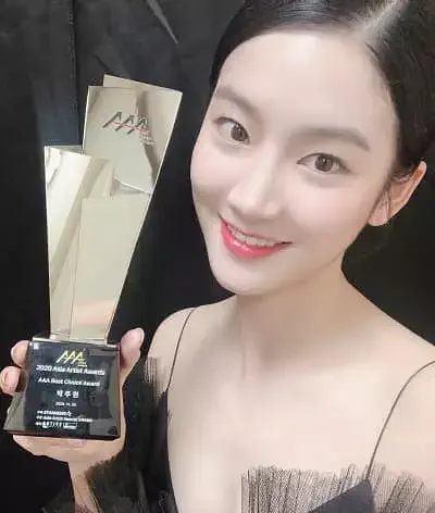 Park Ju-hyun after winning Asian Artist Award