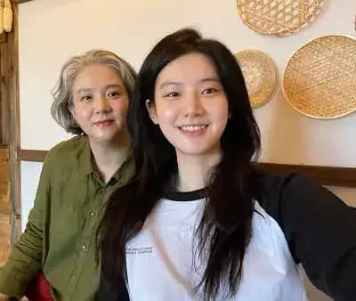 Park Ju-hyun with her mother