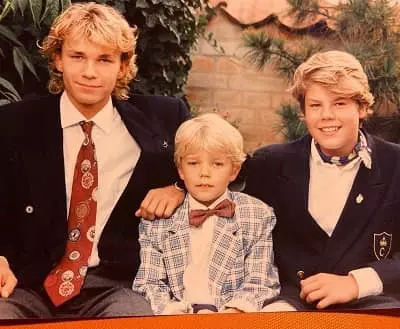 Pilou Asbæk with his brothers