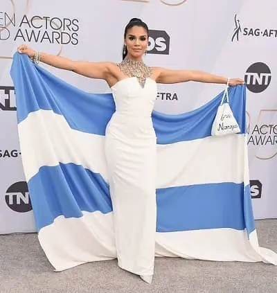 Shakira Barrera with Nicaraguan Flag during an award function