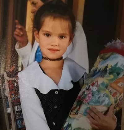 Emilia Schüle childhood