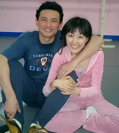 Hwang Jung Min with his wife