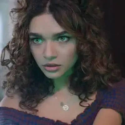 Paulina Chávez as Flora