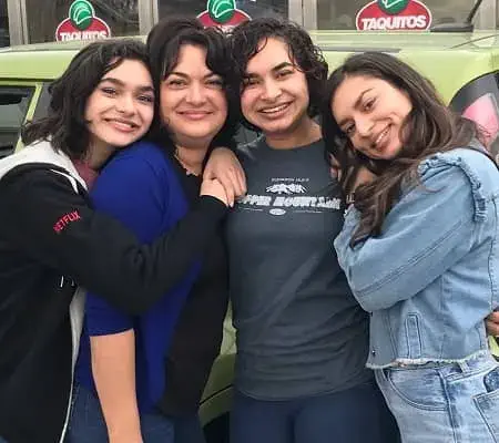 Paulina Chávez with her mother Patricia Fonseca Chávez and sisters