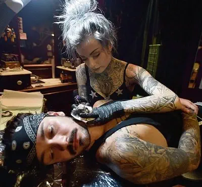 Ryan Ashley making a tattoo