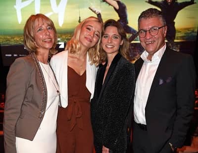 Svenja Jung with her sister father and mother