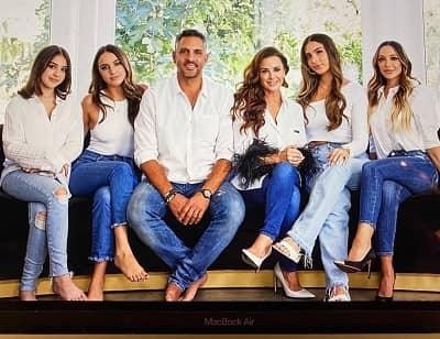 Mauricio Umansky with his wife and daughters