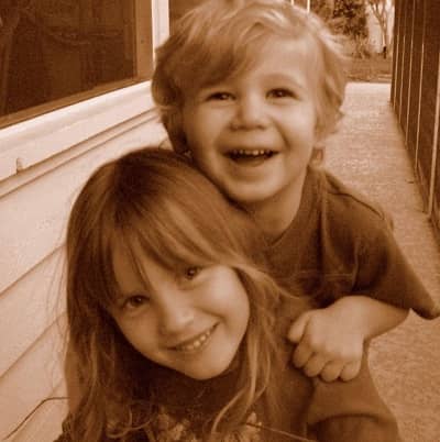 Childhood photo of Chloe Rose Robertson with her brother Cole