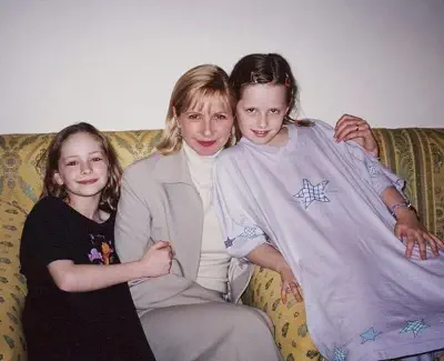 Childhood photo of Ashleigh Cummings with her mother Cheryl and Hannah