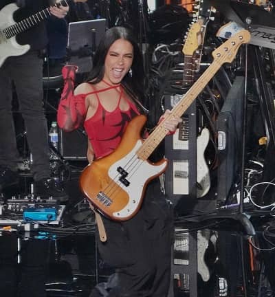 Kaeyra Caroline Baran playing guitar