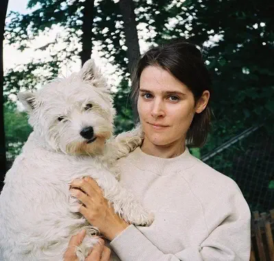 Inga Ibsdotter Lilleaas with her dog