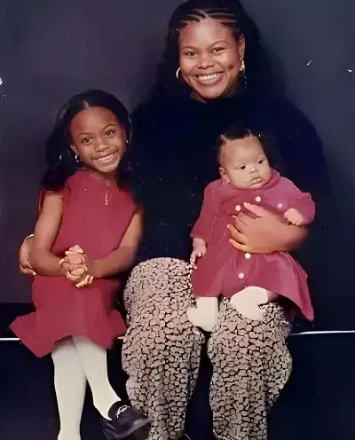 Malessa Mooney with mother and older sister