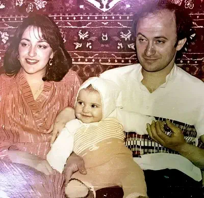 Childhood photo of Inna Vernikov with her parents